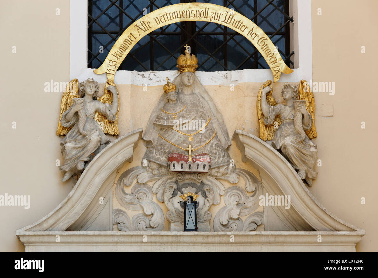 Abbildung von Maria über dem Portal, Wallfahrt Kirche Maria Lankowitz, Weststeiermark, Steiermark, Austria, Europe Stockfoto Abbildung von Maria über dem Portal, Wallfahrt Kirche Maria Lankowitz, Weststeiermark, Steiermark, Austria, Europe Stockfoto