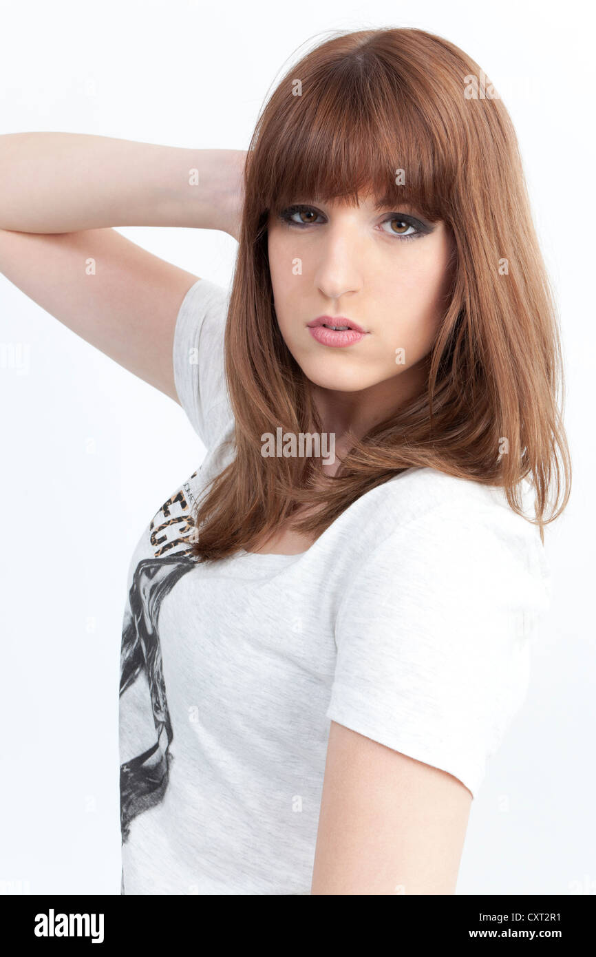 Junge Frau in einem weißen Oberteil posiert Stockfoto