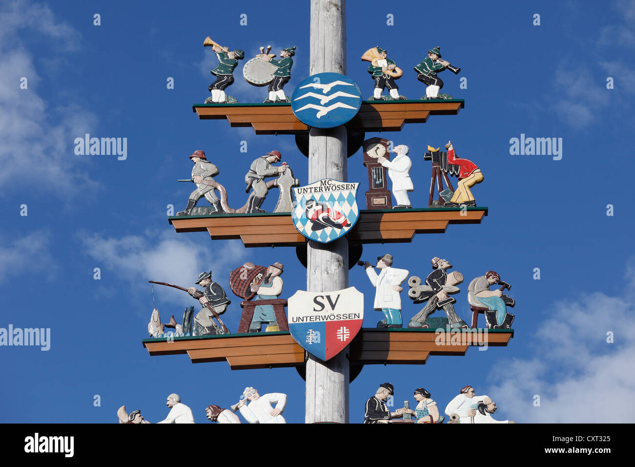 Maibaum in Unterwoessen, Chiemgau Region, Upper Bavaria, Bavaria, Germany, Europe, PublicGround Stockfoto