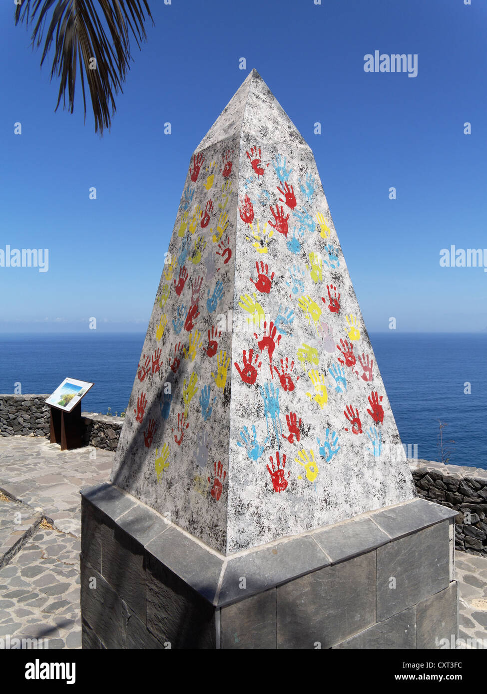 Handabdrücke auf einem Obelisken, Mirador De La Punta, Hermigua, La Gomera, Kanarische Inseln, Spanien, Europa, PublicGround Stockfoto