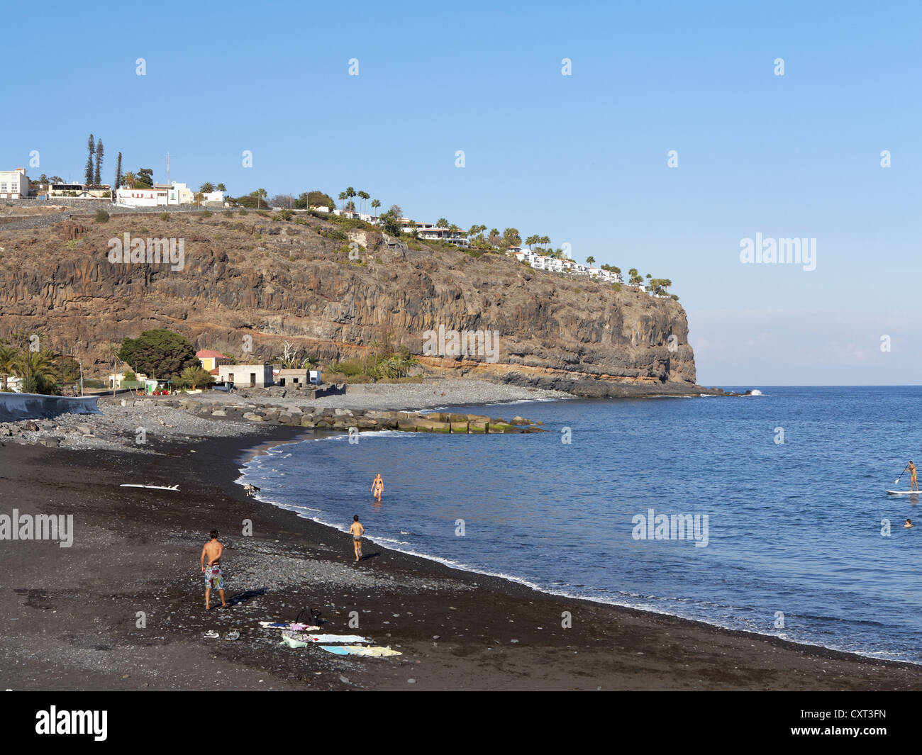 Strand mit Hotel Jardin Tecina auf den Klippen, Playa de Santiago, La Gomera, Kanarische Inseln, Spanien, Europa, PublicGround Stockfoto
