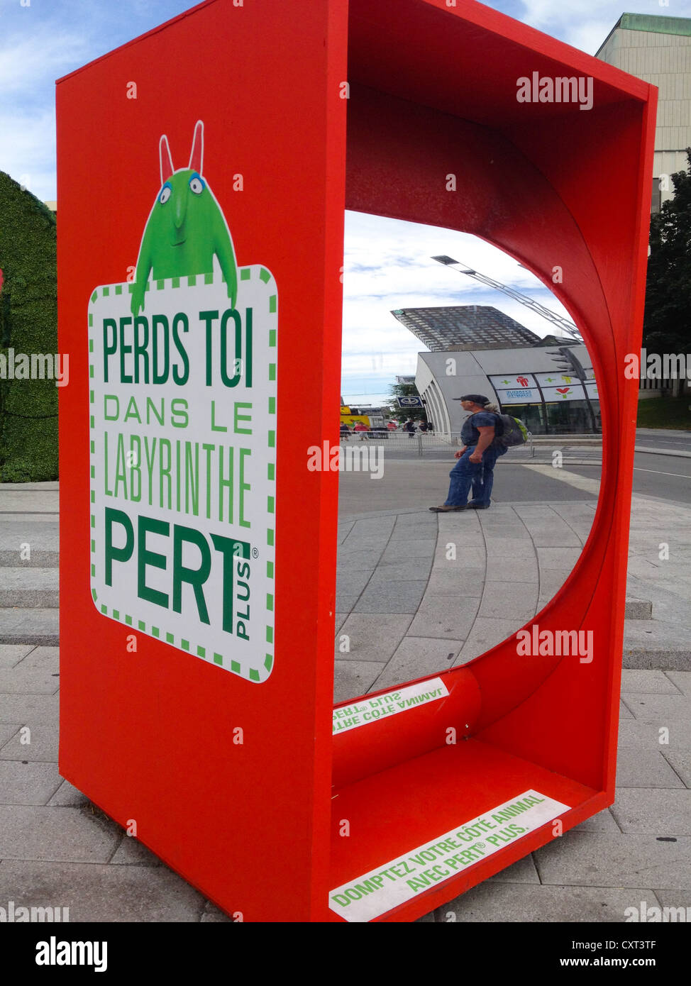 Lustige Spiegel projiziert verzerrte Reflexionen an Just for lacht Comedy Festival Montreal Kanada Stockfoto