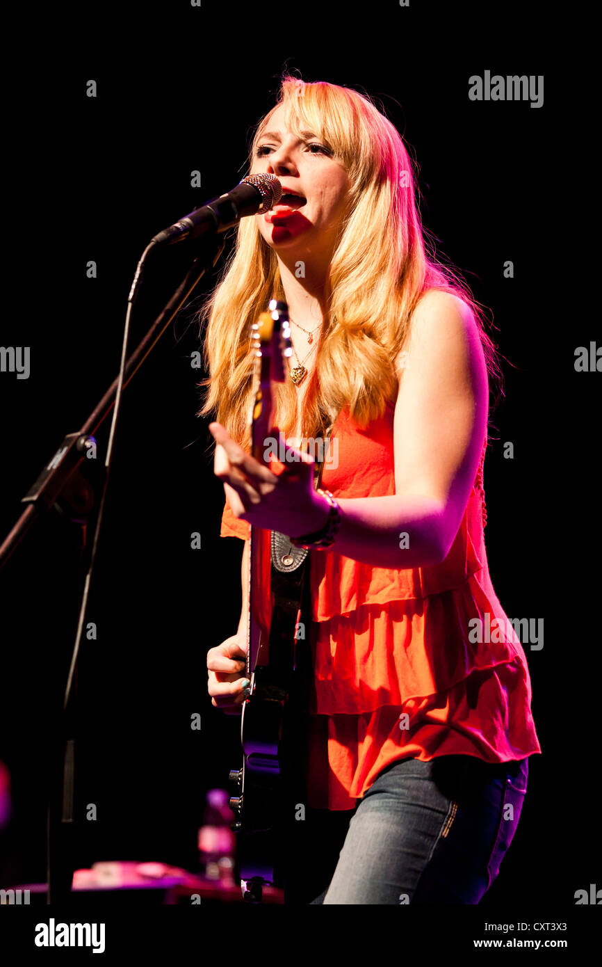 Blues Caravan 2012 mit Samantha Fish, ein US-amerikanischer Blues-Musiker, die live in der Chollerhalle in Zug, Schweiz Stockfoto