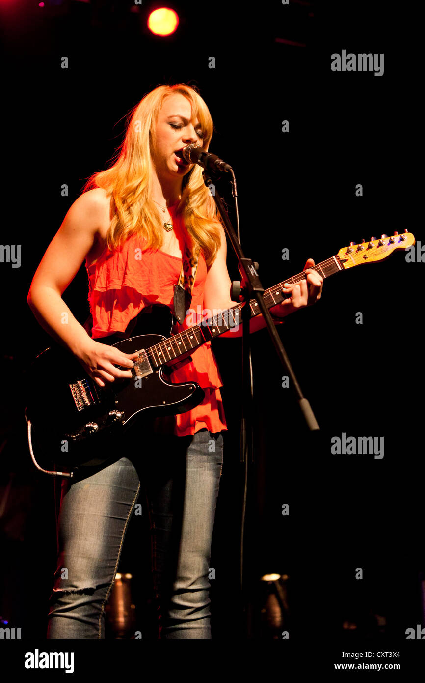 Blues Caravan 2012 mit Samantha Fish, ein US-amerikanischer Blues-Musiker, die live in der Chollerhalle in Zug, Schweiz Stockfoto
