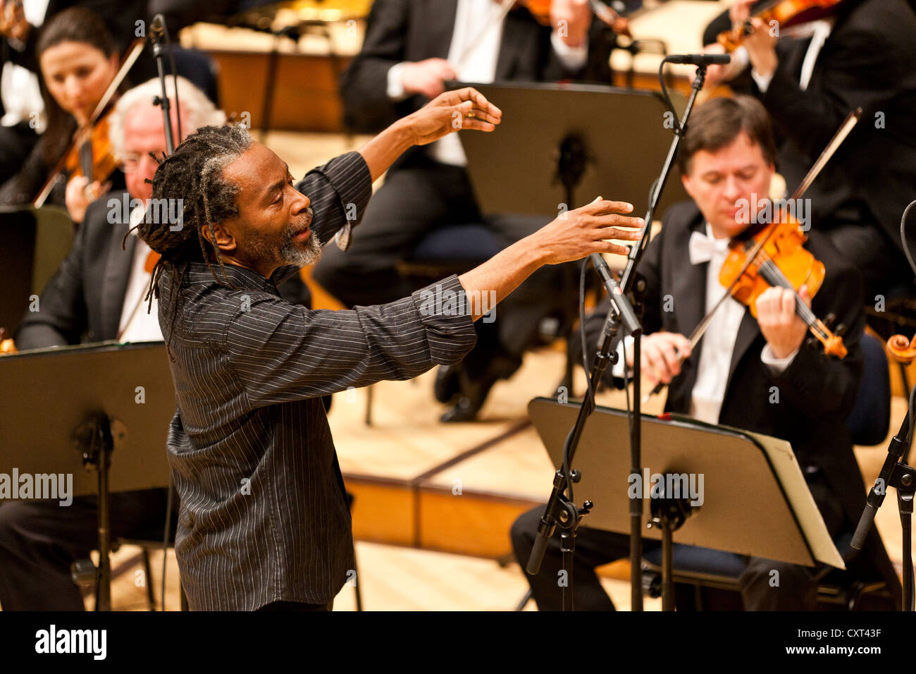 Der US-amerikanische Musiker, Dirigent und Sänger Bobby McFerrin live im Konzert zusammen mit der Muenchner Rundfunkorchester Stockfoto