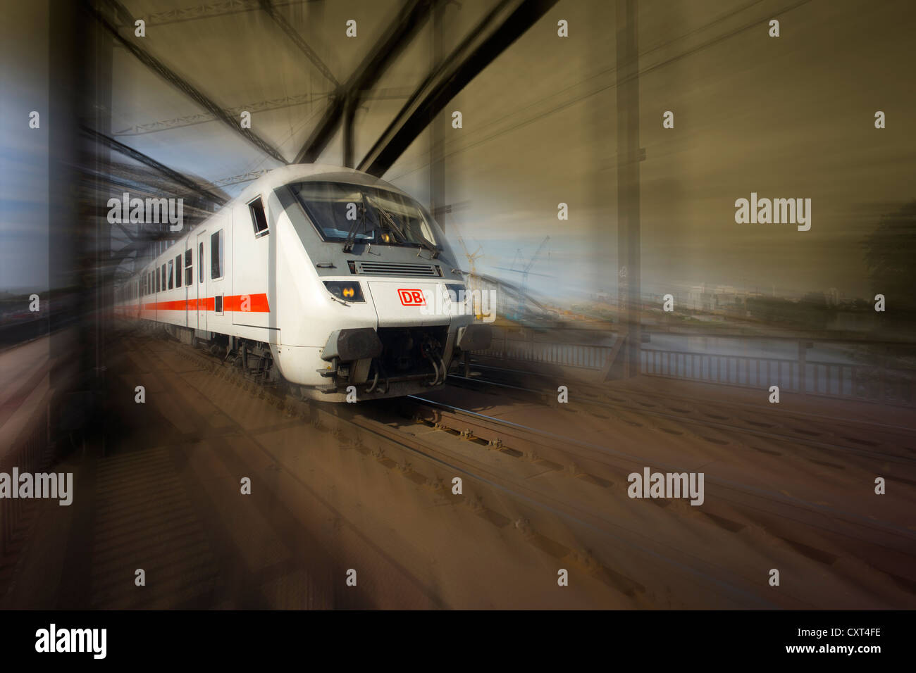 Deutsche Bahn, Deutsche Bahn, s-Bahn, Deutschherrnbruecke Brücke, Frankfurt am Main, Deutschland, Europa, PublicGround Stockfoto