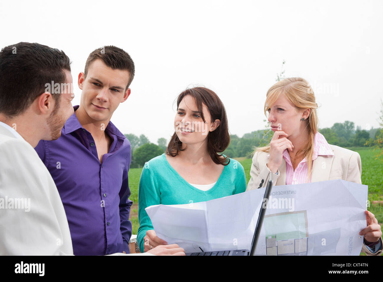 Jugendliche diskutieren ein Projekt Stockfoto