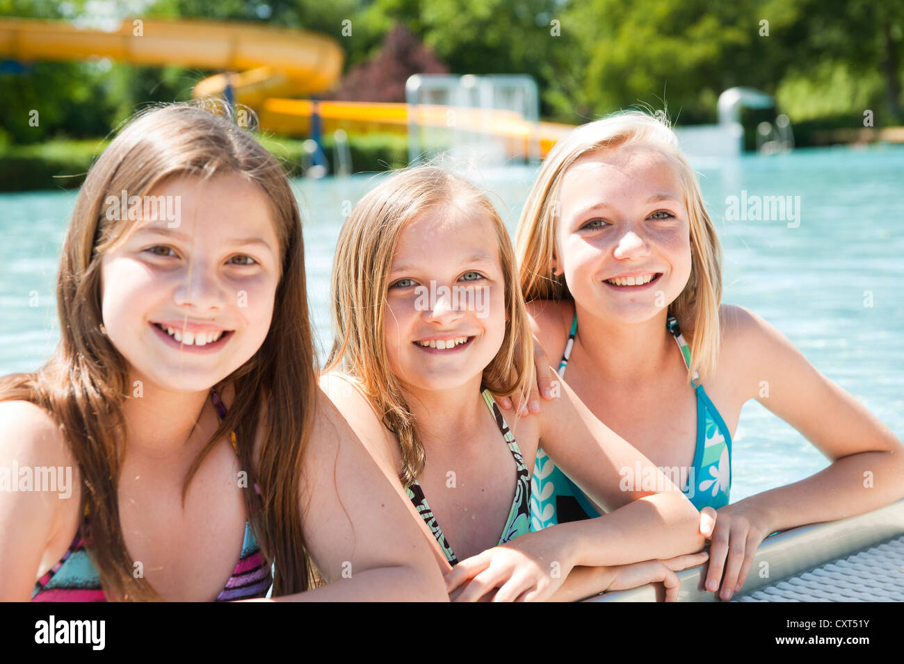 Gruppe Von Mädchen Am Rande Ein öffentliches Schwimmbad Stockfotografie Alamy