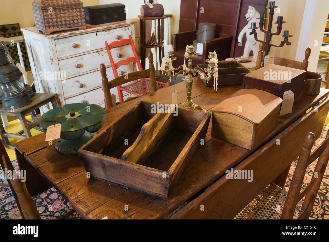 Antiker Esstisch aus Holz mit dekorativen Objekten innerhalb einer alten Wohn-Heim- und antiken laden, Lanaudiere, Quebec, Stockfoto