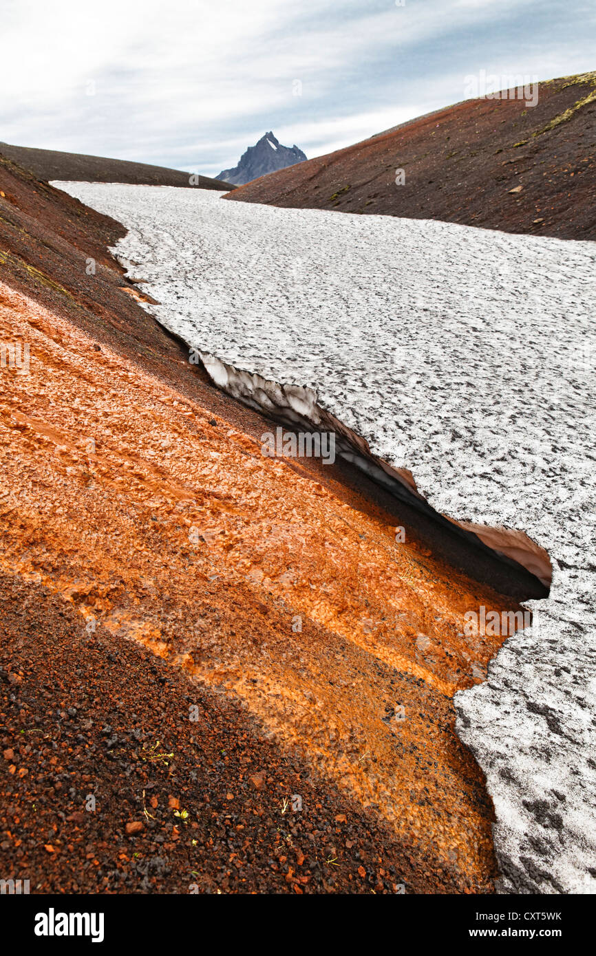 Unter dem Gipfel des Krakatindur Bergwasser mit Eisen einen Hang hinunter fließt Färbung der Erde rot, Hochplateau in Stockfoto