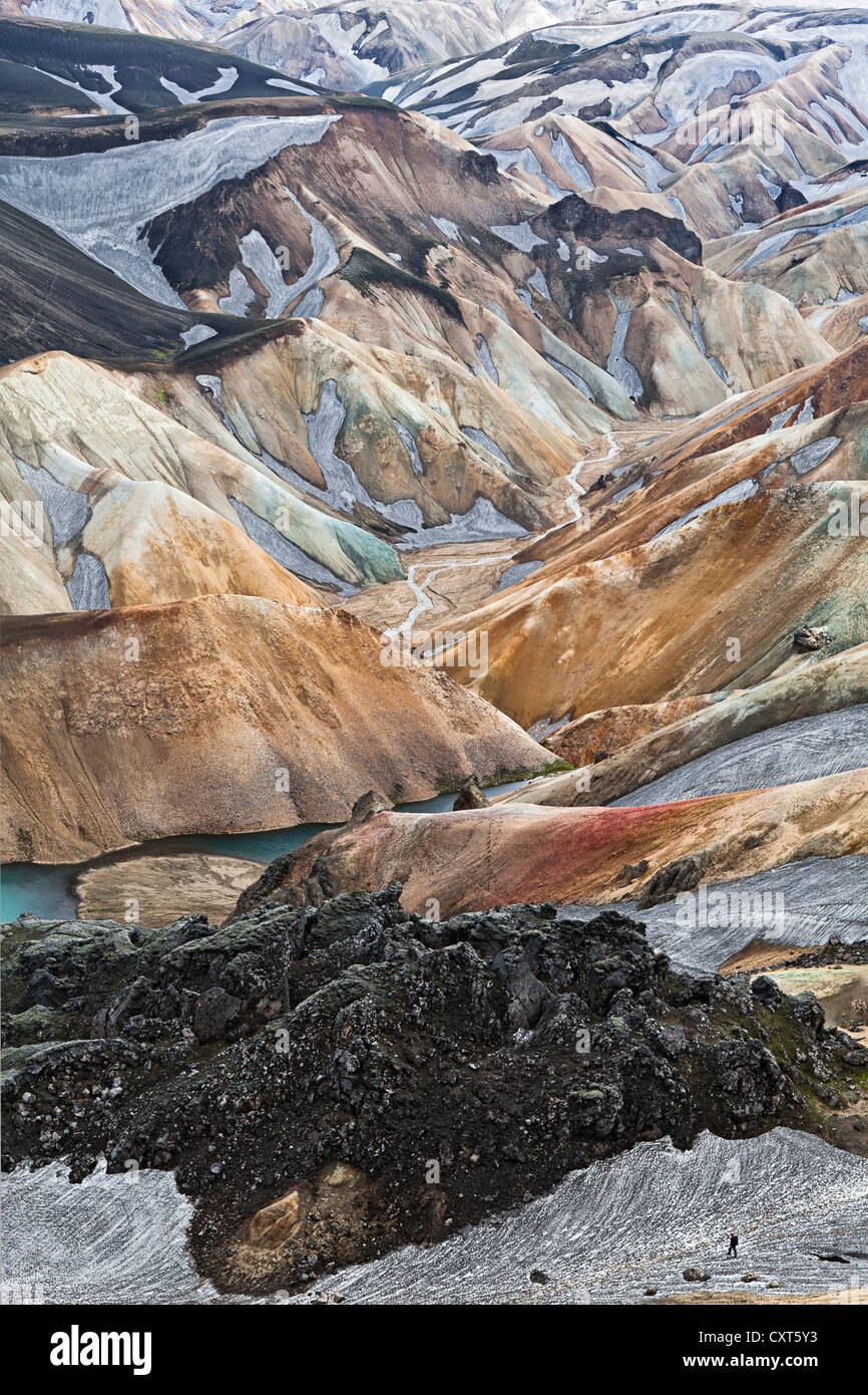 Rhyolith Berge in Landmannalaugar, Wanderer auf dem Laugavegur trekking-Route, der Weg der heißen Quellen, nach Thorsmoerk Stockfoto