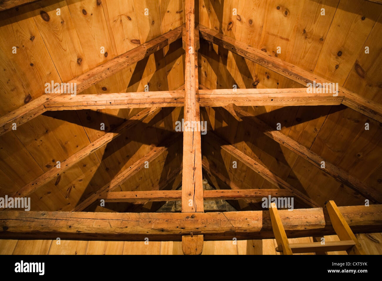 Freiliegenden Holzbalken, Sparren und Dachschalung, Rahmen, auf dem Dachboden einer alten Canadiana Landhausstil-Wohn Feldsteinen Stockfoto
