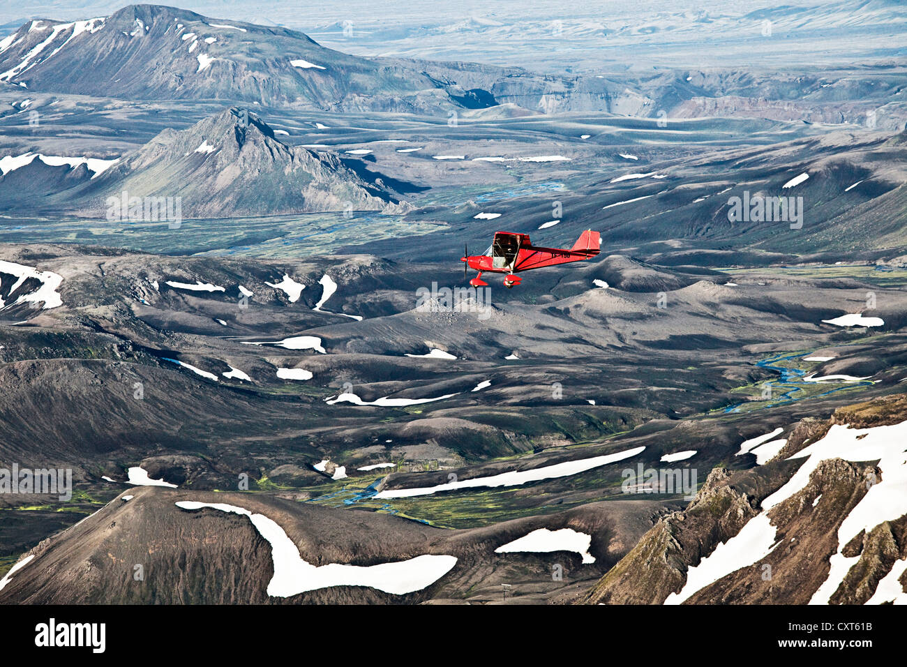 Luftaufnahme, eine rote einmotorigen leichten Flugzeug fliegen über Vulkane, Hochland von Island, Island, Europa Stockfoto