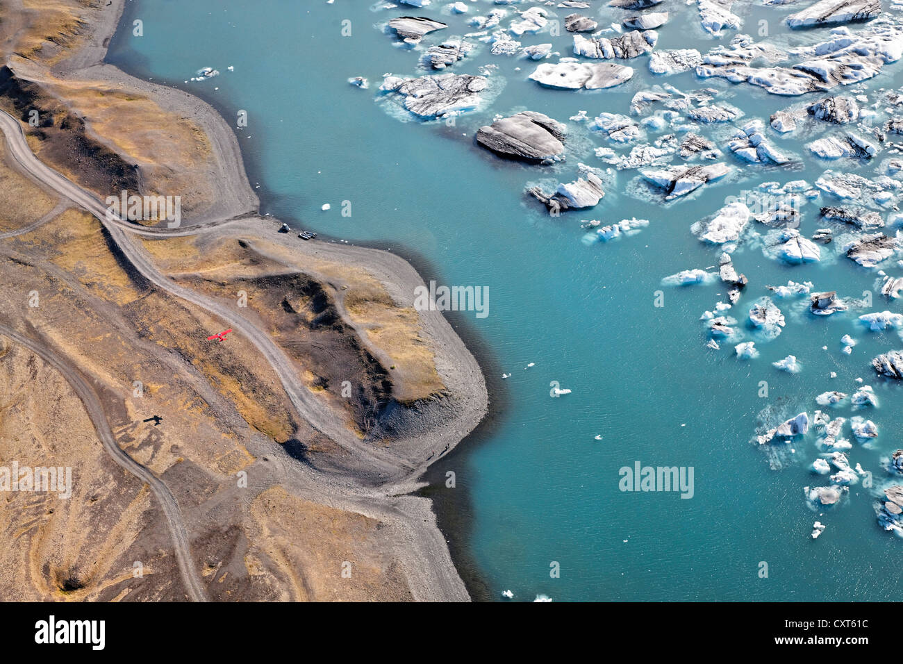 Luftaufnahme, eine rote einmotorigen leichten Flugzeug nähert sich eine Landepiste am Ufer des Joekulsarlon-Gletschers Stockfoto
