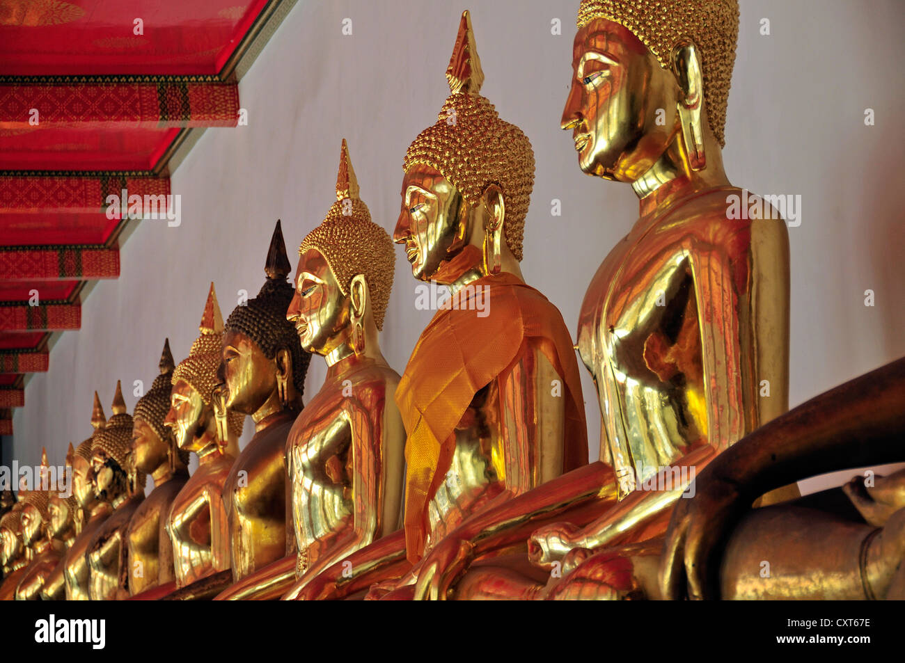 Vergoldete Buddhastatuen, Bhumispara-Mudra, Buddha Gautama zum Zeitpunkt der Aufklärung, Wat Pho, Bangkok, Thailand, Asien Stockfoto