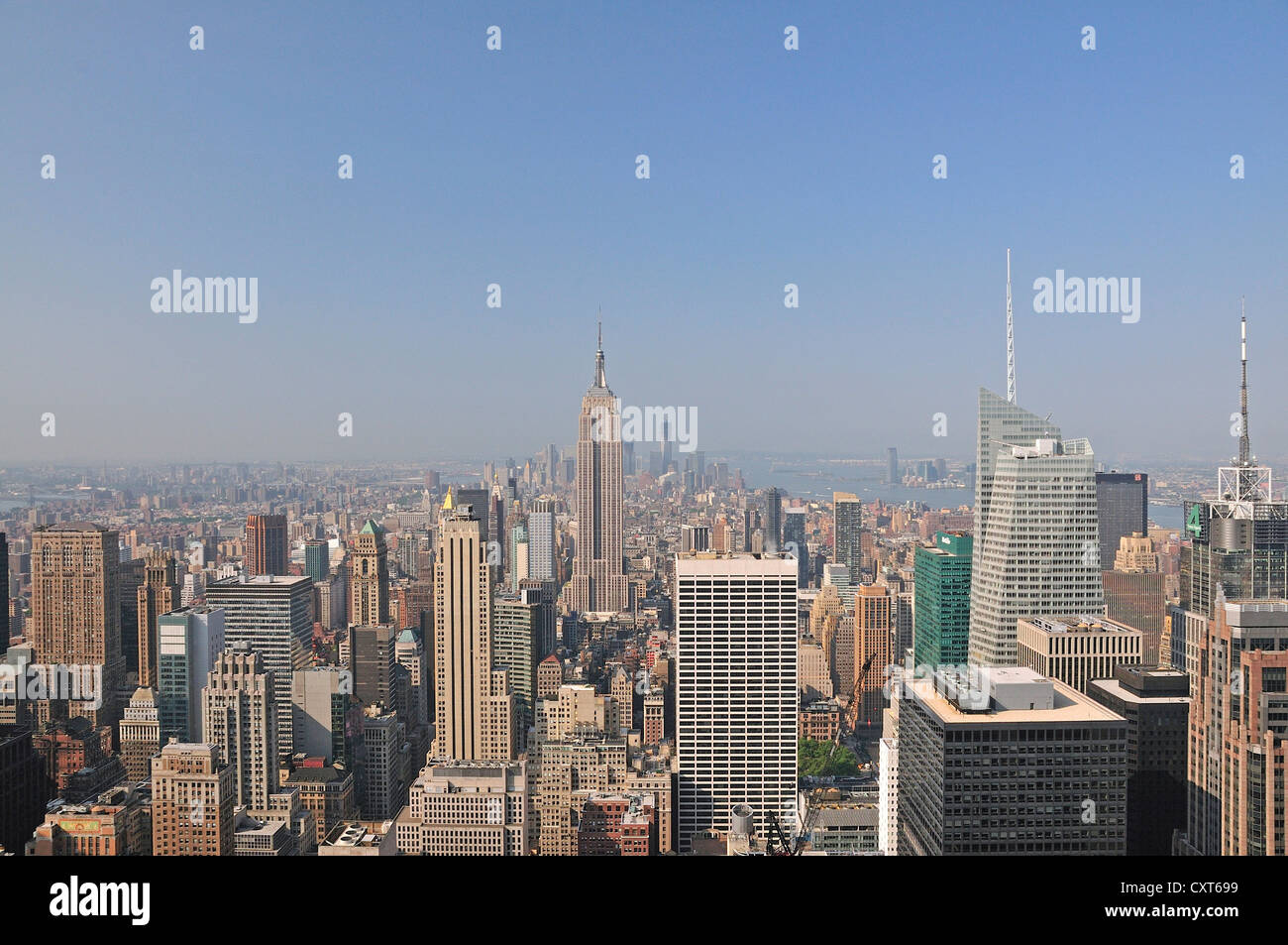 Blick aus der Beobachtung Plattform "Top of the Rock" am Rockefeller Center, Empire State Building und Downtown Manhattan Stockfoto