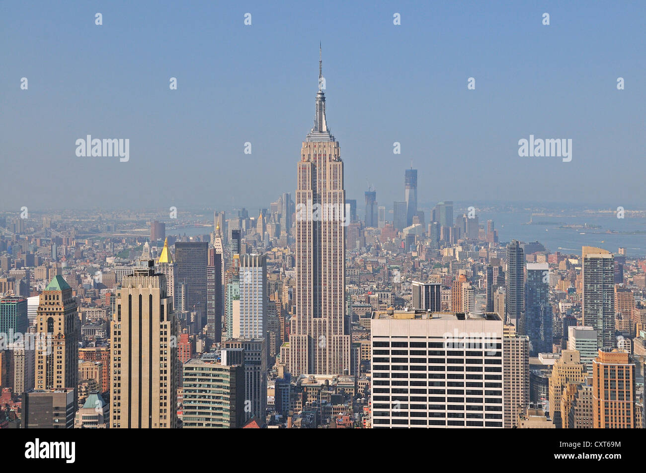 Blick aus der Beobachtung Plattform "Top of the Rock" am Rockefeller Center, Empire State Building und Downtown Manhattan Stockfoto