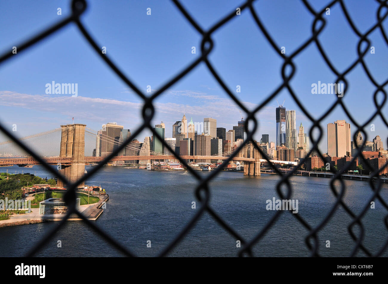 Blick durch das Drahtgeflecht auf die Skyline von Lower Manhattan und Brooklyn Bridge, Empire-Fulton Ferry State Park, links Stockfoto