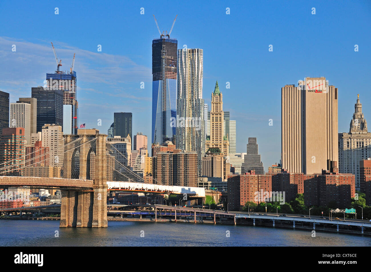 Skyline von Lower Manhattan, im Zentrum Glasfassade des One World Trade Center, Post-modernen 8-Fichte-Straße Turm und die Stockfoto