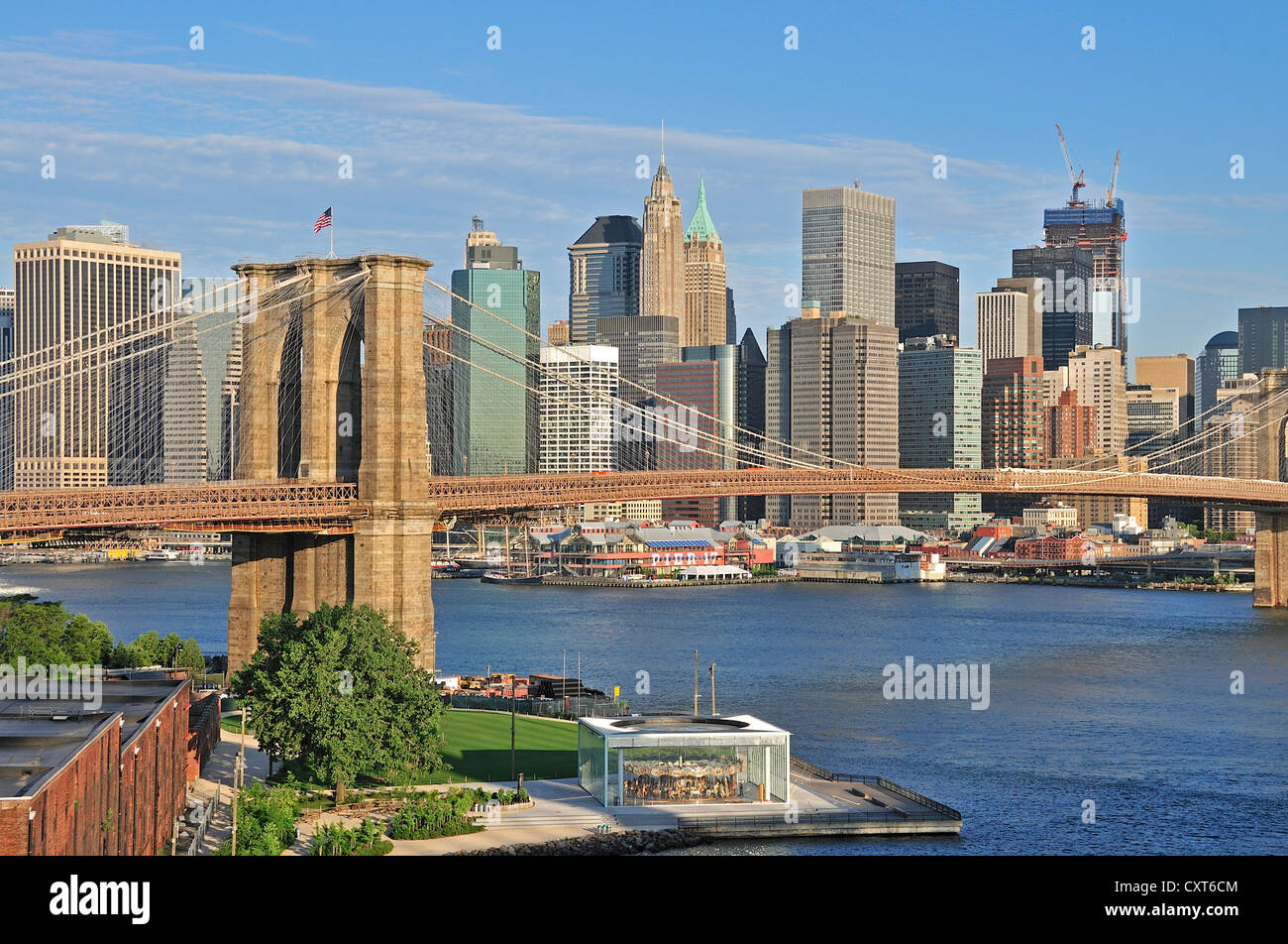 Skyline von Lower Manhattan und Brooklyn Bridge, Empire-Fulton Ferry State Park unten, Blick von der Manhattan Bridge und Manhattan Stockfoto