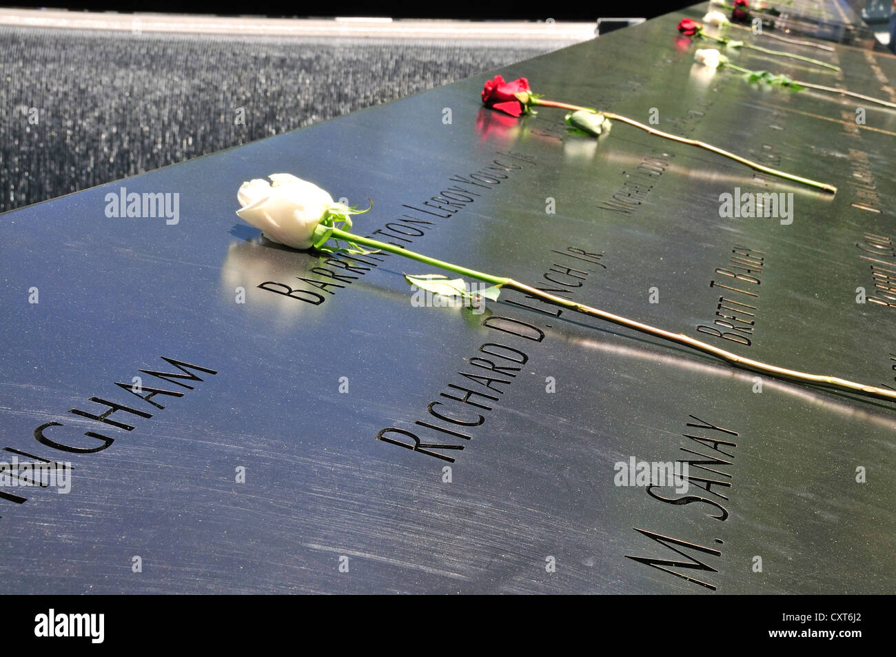 World Trade Center Memorial, südlichen Becken, die Namen der Opfer eingraviert sind, in einem Bronze-Gürtel rund um das Becken Stockfoto