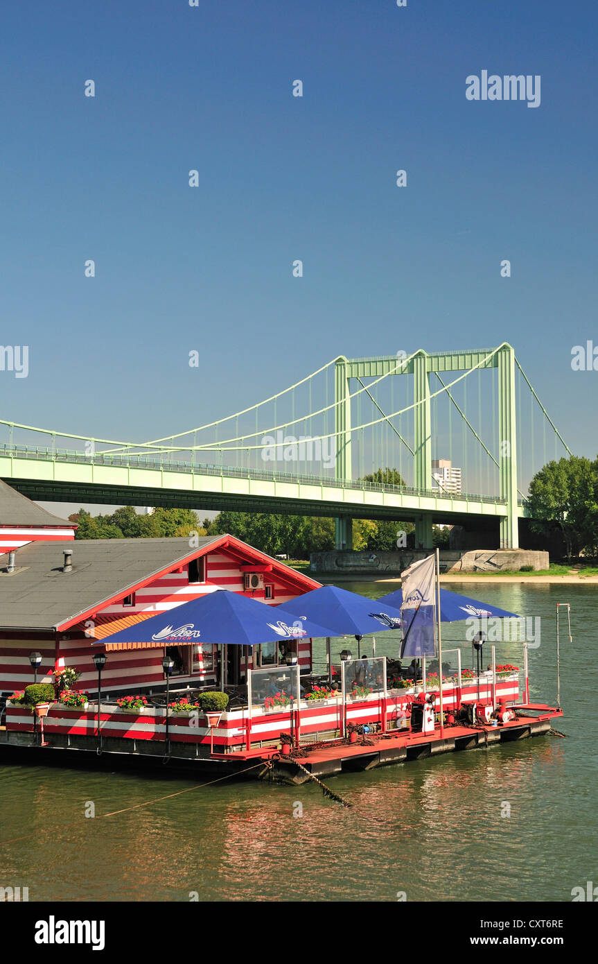 Ein boot und ein bootshaus am wasser Fotos und Bildmaterial in hoher