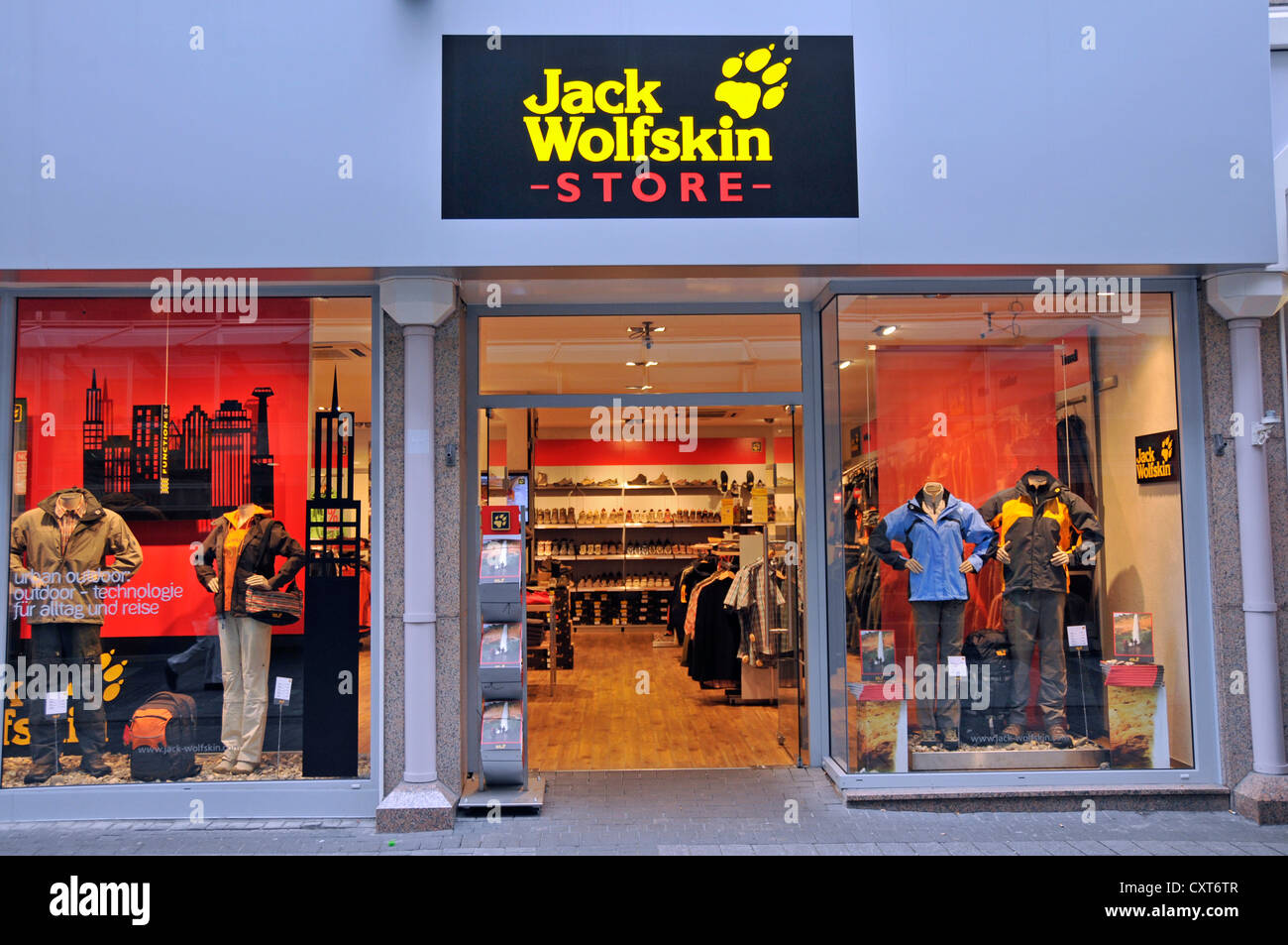 Shop von Outdoor-Ausrüster Jack Wolfskin, Köln, Nordrhein-Westfalen,  Deutschland, Europa, PublicGround Stockfotografie - Alamy