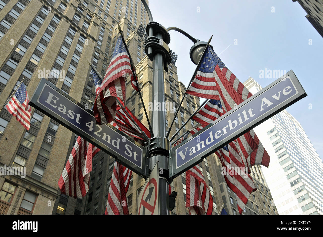 US-amerikanischen Nationalflaggen auf Laternenpfahl in New York City, USA, Amerika, PublicGround Stockfoto