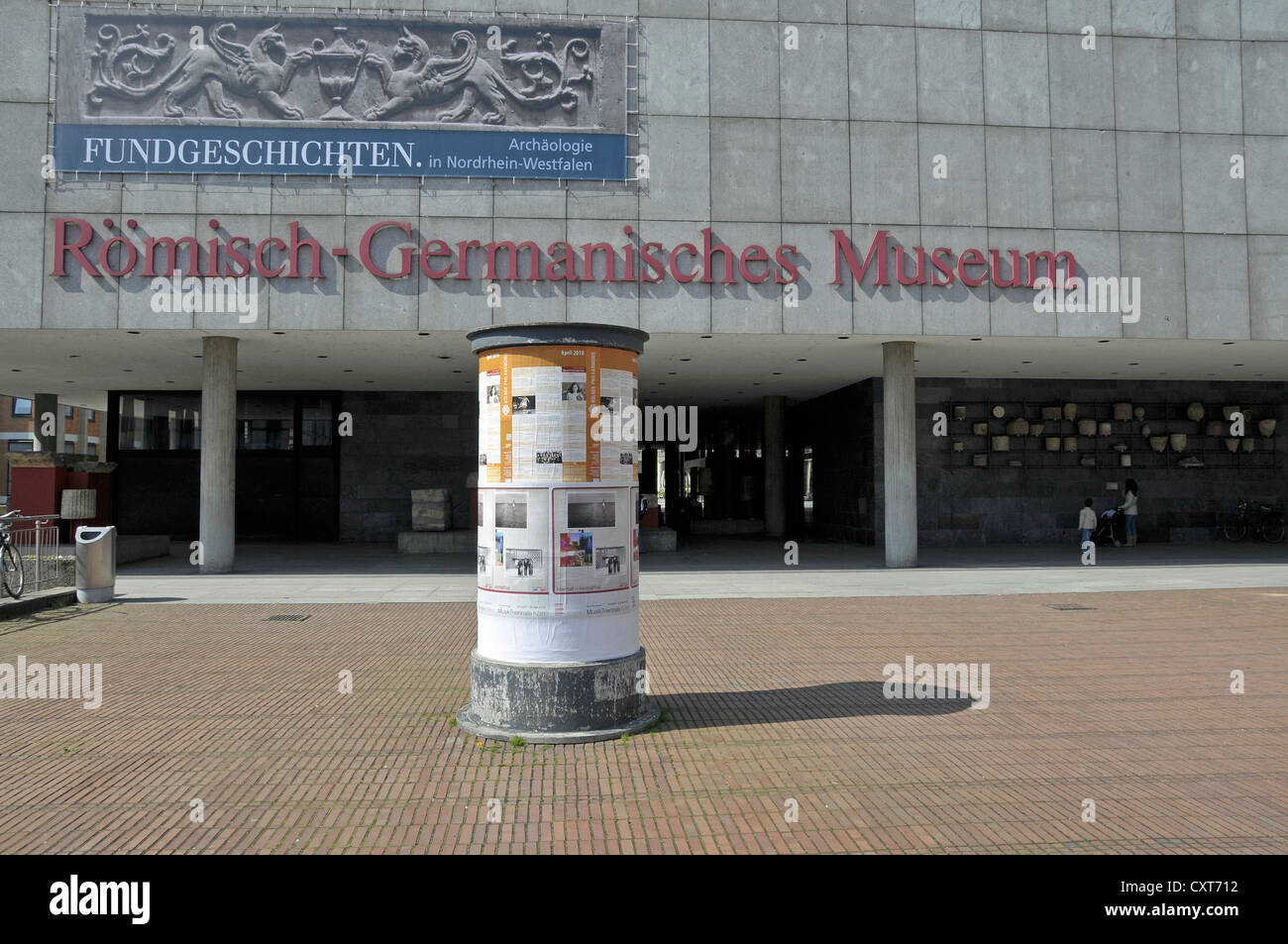 Litfaßsäule vor dem römisch-germanischen Museum in Köln, Nordrhein-Westfalen, Deutschland, Europa, PublicGround Stockfoto