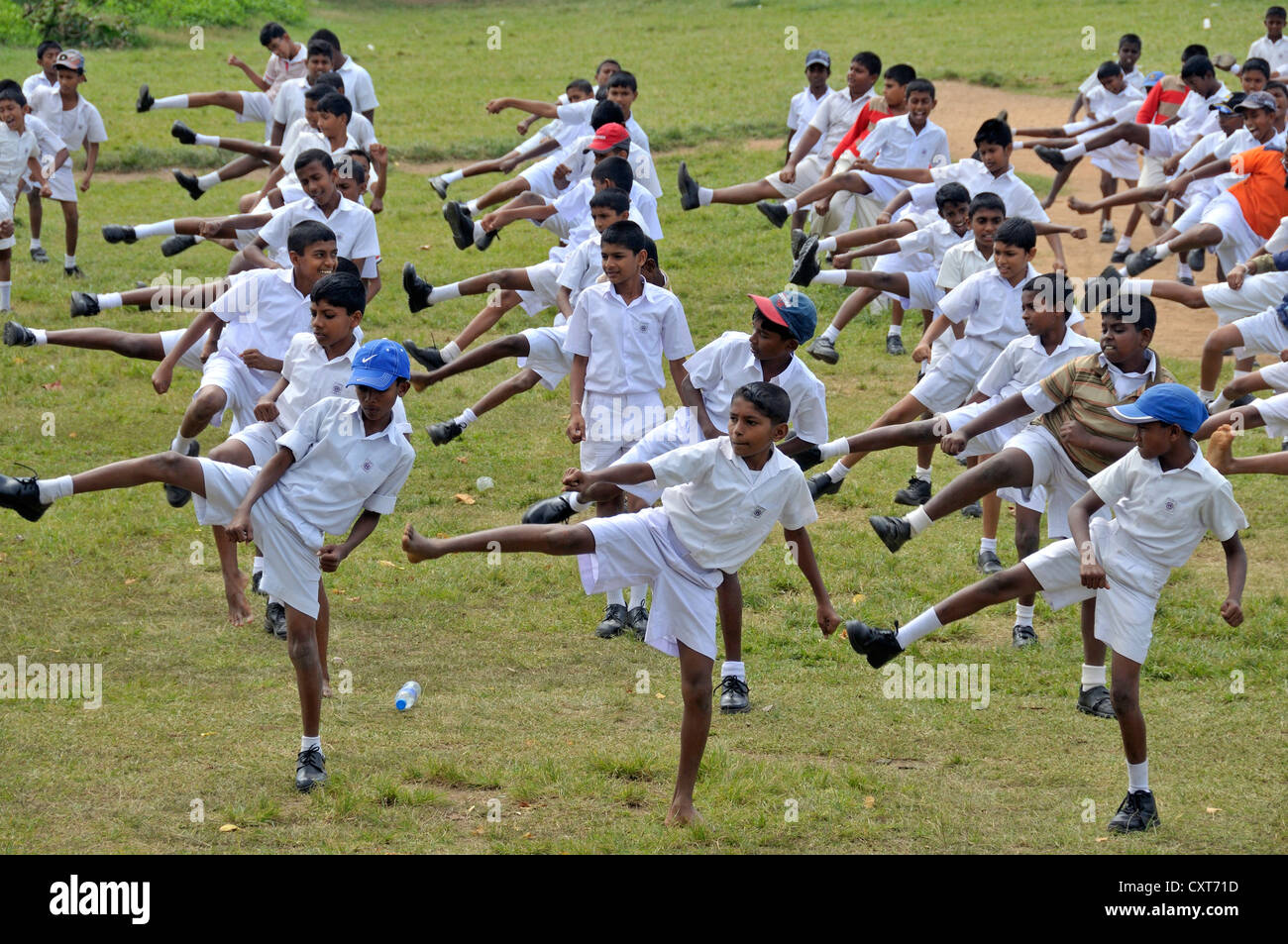 Karatetraining, jungen tragen weiße Schule Uniformen, Galle, Sri Lanka, Ceylon, Asien, PublicGround Stockfoto