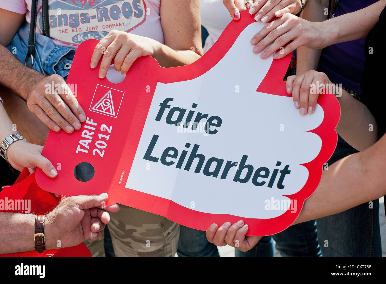 "Faire Leiharbeit", Deutsch für "fairen Zeitarbeit", 4000 Arbeiter aus der Augsburger Unternehmen demonstrieren für zu unterzeichnen Stockfoto
