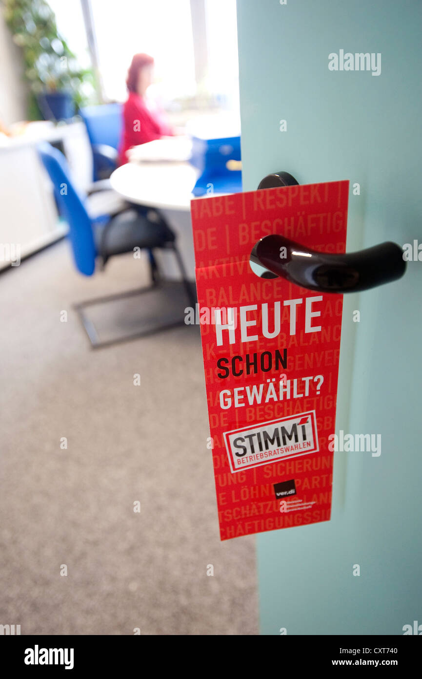 Schild "Heute Schon Gewaehlt?" Deutsch für "hast du heute noch abgestimmt?", Werbung für die Arbeiter Betriebsratswahlen auf einer Stockfoto