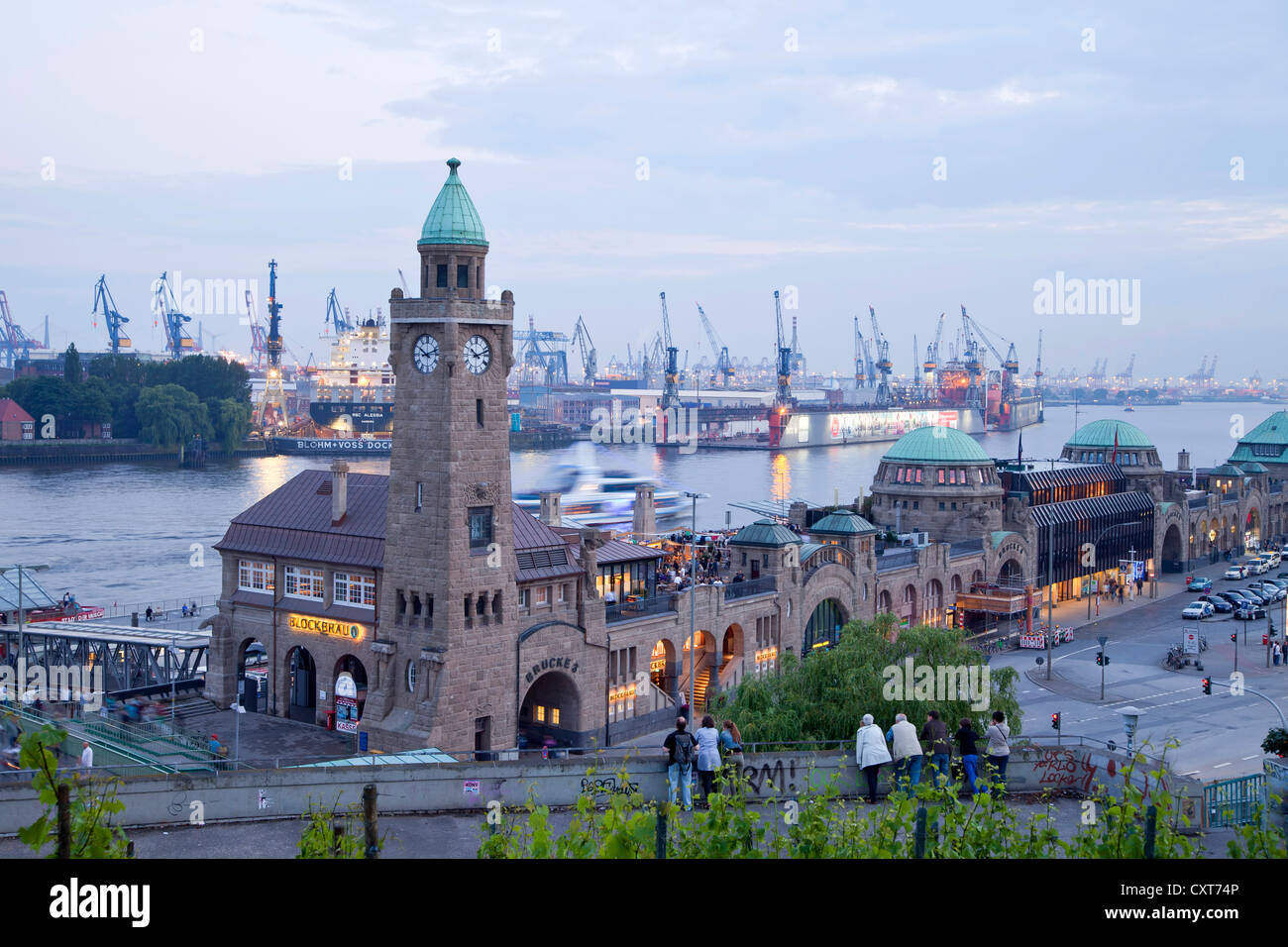 Pegelturm Turm auf den Landungsbrücken St. Pauli Landungsbruecken und des Hafens, freie und Hansestadt Stadt Hamburg, Deutschland, Europa Stockfoto