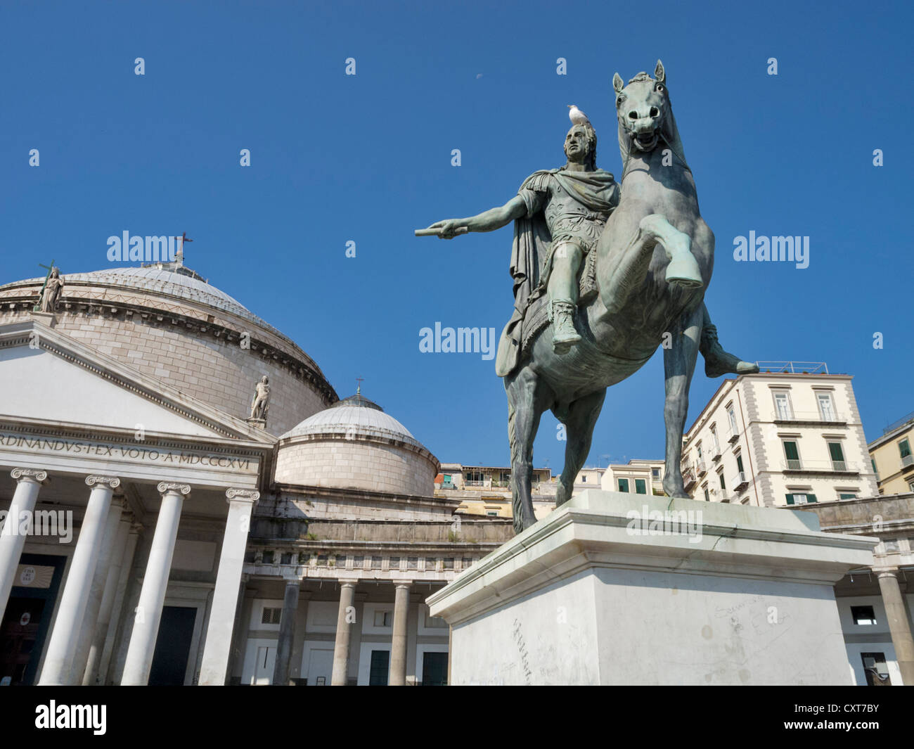 Statue am Piazza del Plebiscito, Neapel, Italien vor Basilika Plebiscito Stockfoto