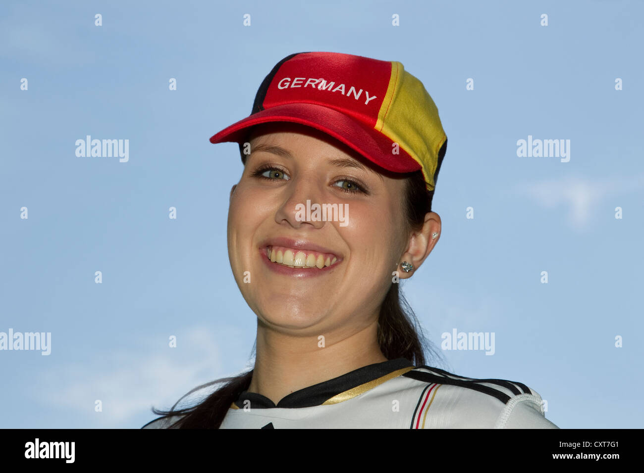 Junge Frau, Fußball-Fan trägt eine Deutschland-Kappe und Jersey, Porträt Stockfoto
