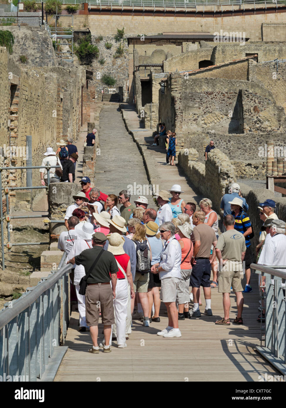 Gruppe von Touristen genießen Sie ihre Tour von Kreuzfahrtschiff Besuch der antiken Stätte Herculaneum, Neapel, Italien Stockfoto