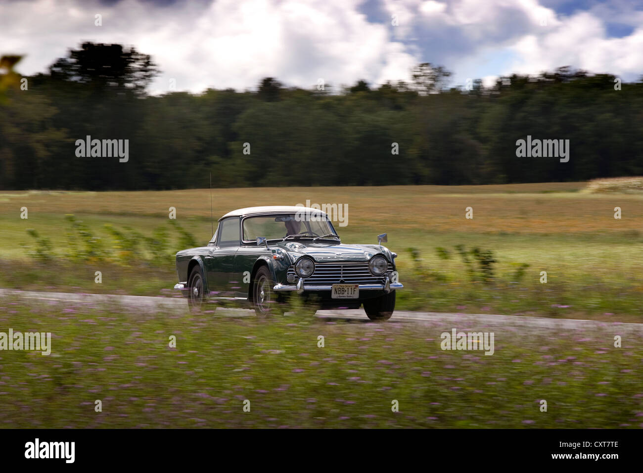 Triumph TR4 IRS fahren auf einer Landstraße Stockfoto