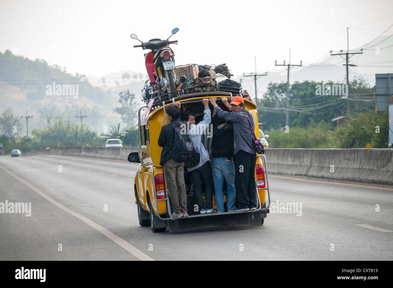 Überfüllte Anteil Taxi oder Songthaew auf einer Straße, geladen, ein Motorrad auf dem Dach, nördlichen Thailand, Thailand, Asien Stockfoto