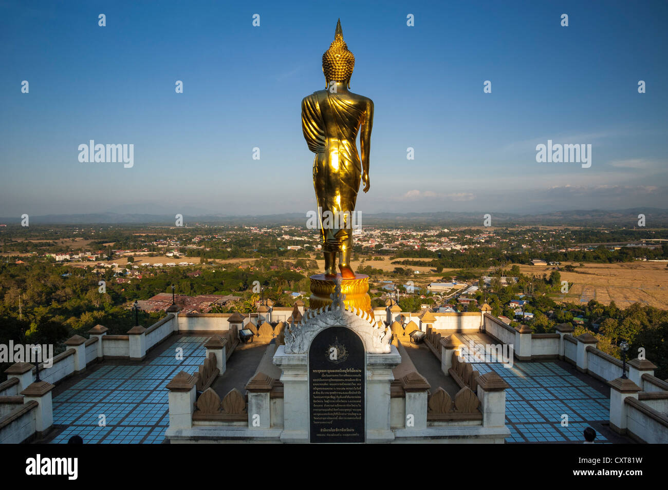 Goldene Buddha-Statue, Wandern, Aussicht auf die Stadt Nan, Wat Phra, dass Khao Noi, Nan, Nord-Thailand, Thailand, Asien Stockfoto