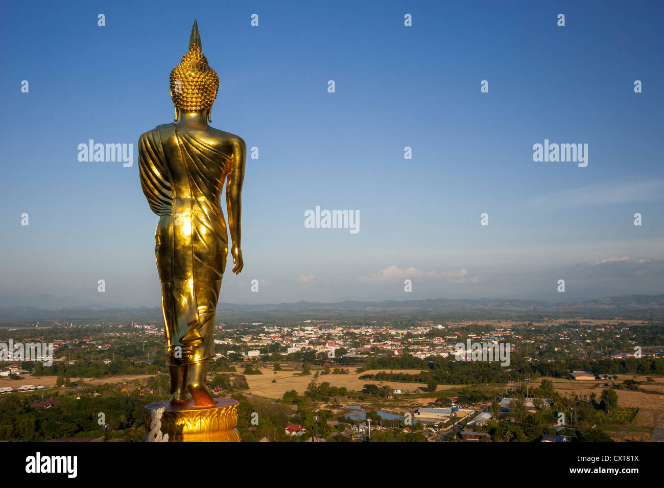 Goldene Buddha-Statue, Wandern, Aussicht auf die Stadt Nan, Wat Phra, dass Khao Noi, Nan, Nord-Thailand, Thailand, Asien Stockfoto