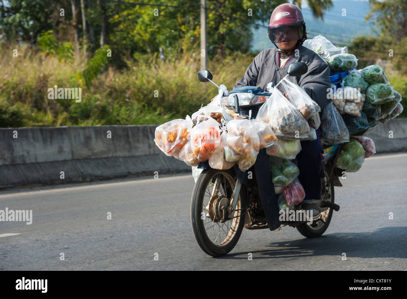 Mann mit vielen Taschen beladenen Motorrad, Nord-Thailand, Thailand, Asien Stockfoto
