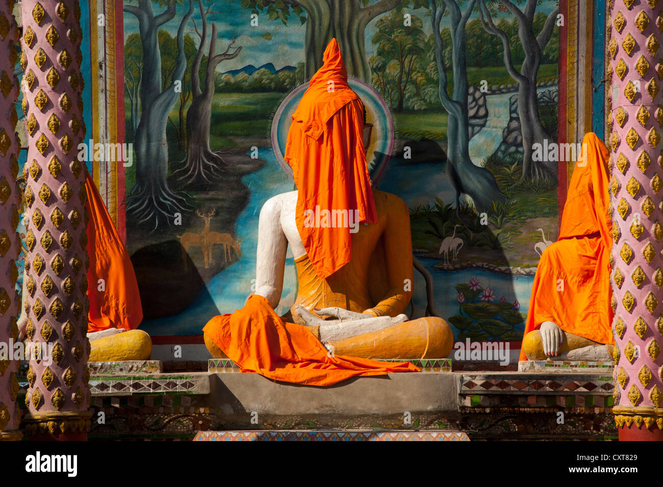 Buddha-Statue mit orange Gewebe bedeckt Tempel, Nord-Thailand, Thailand, Asien Stockfoto