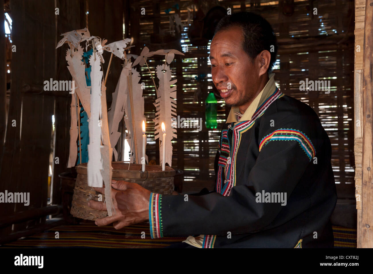 Traditionell gekleideten Mann aus Black Hmong Bergstämme, ethnische Minderheit aus Ostasien, während einer traditionellen Zeremonie Stockfoto