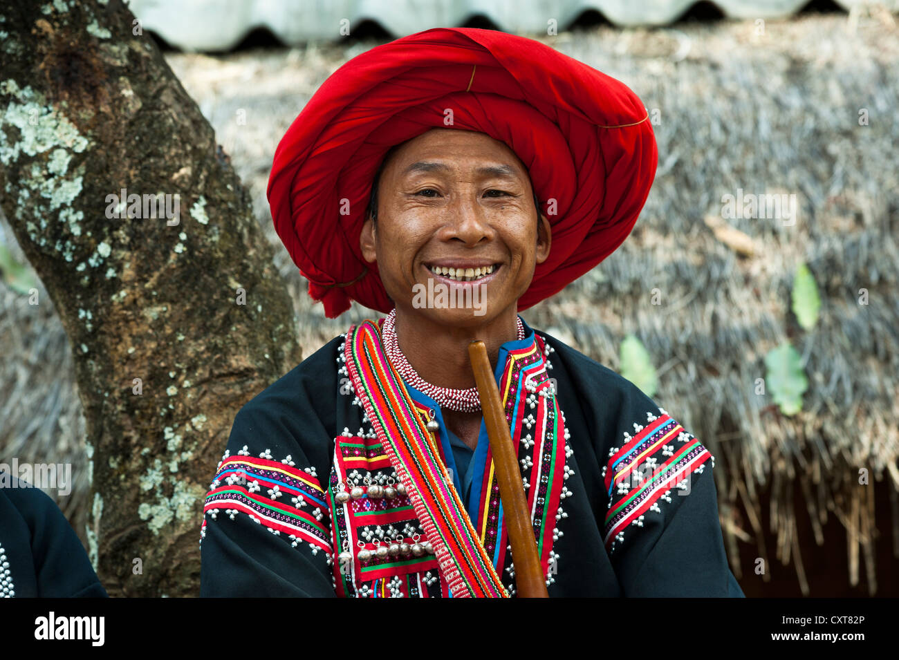 Traditionell gekleidete lächelnden Mann aus Black Hmong Bergstämme, ethnische Minderheit aus Ostasien, Porträt, Nord-Thailand Stockfoto