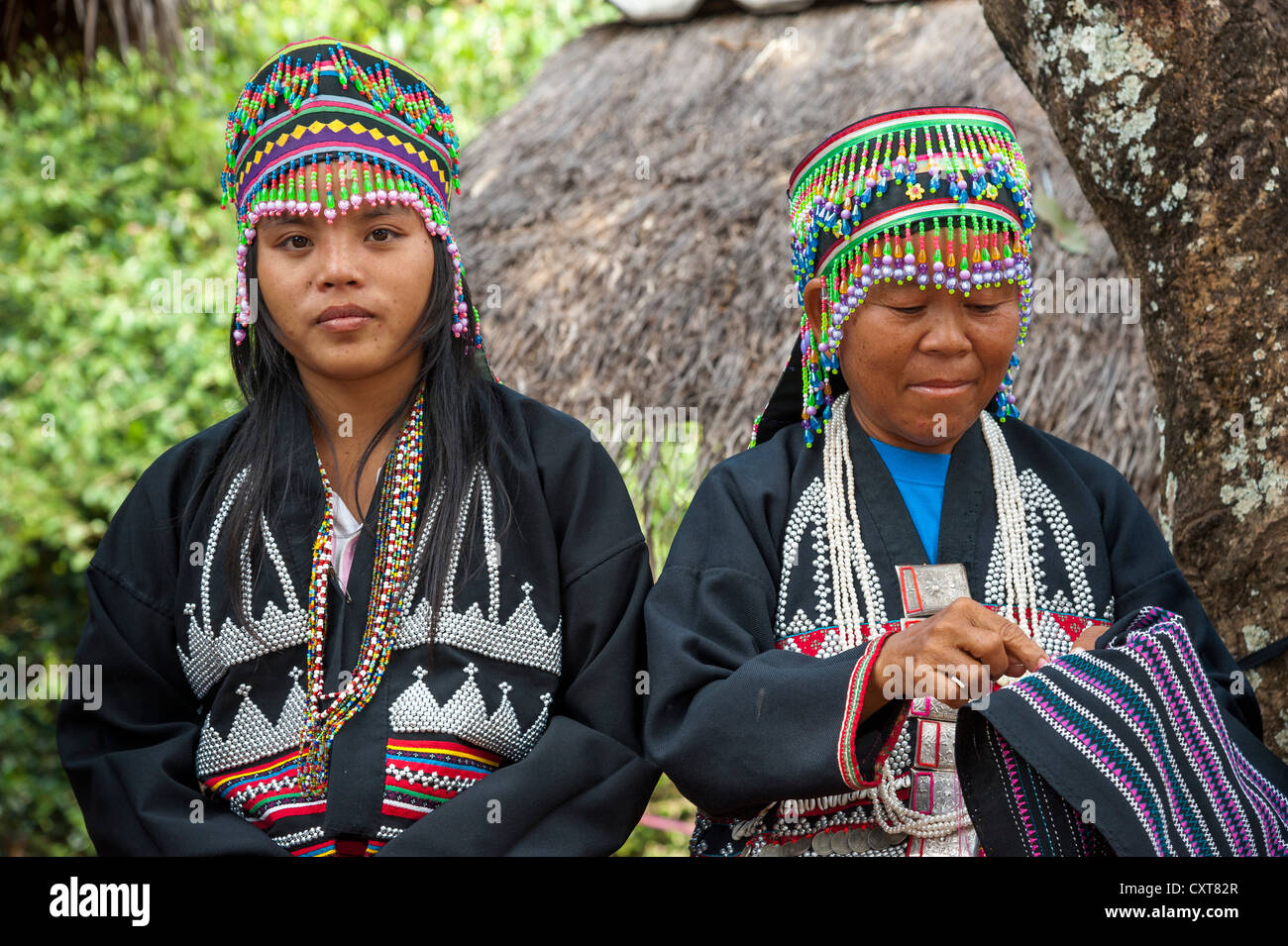 Traditionell gekleideten Frauen aus der Black Hmong Bergstämme, ethnische Minderheit aus Ostasien, Handarbeiten, Stickerei zu tun Stockfoto