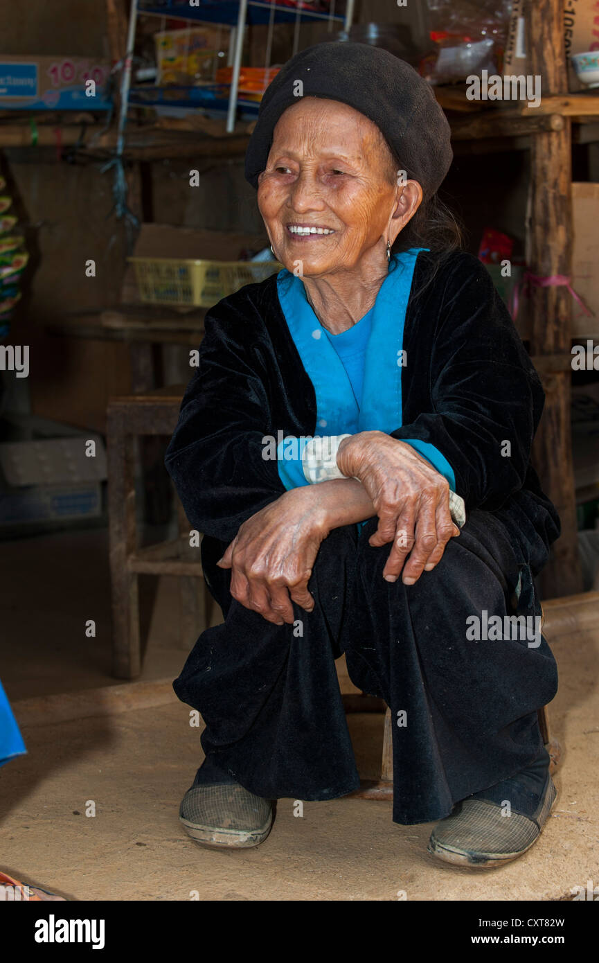 Lächelnde ältere Frau aus dem Black Hmong Bergstämme, ethnische Minderheit aus Ost-Asien, Nord-Thailand, Thailand, Asien Stockfoto