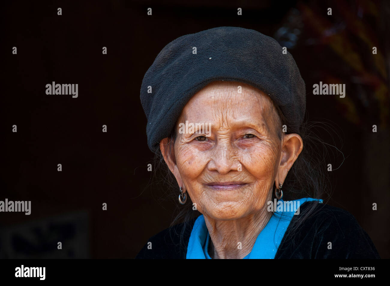 Ältere Menschen, lächelnde Frau von Black Hmong Bergstämme, ethnische Minderheit aus Ostasien, Porträt, Nord-Thailand, Thailand Stockfoto