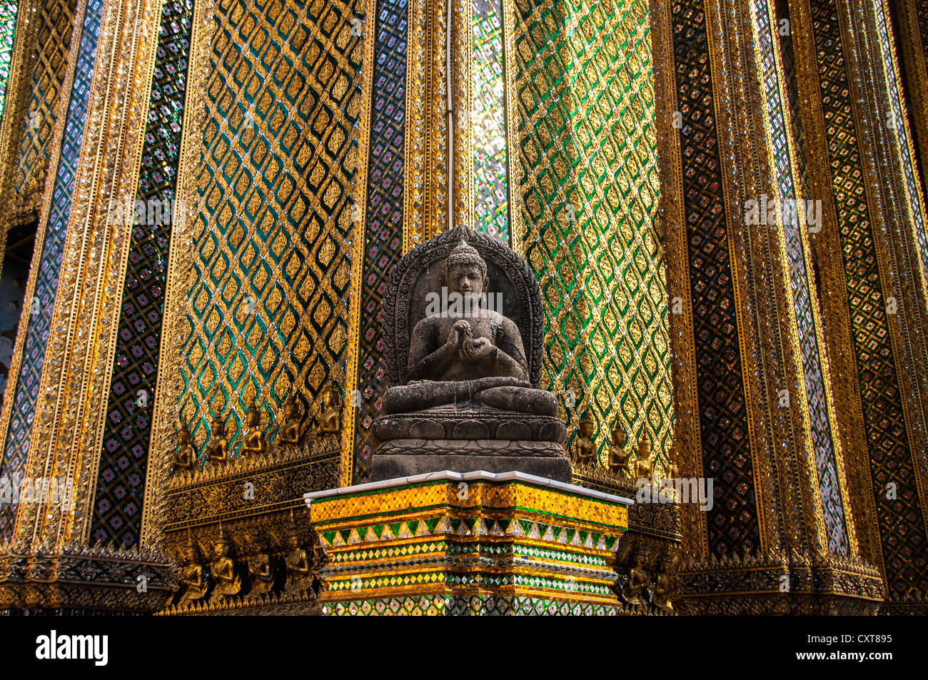 Buddha-Statue, Wat Phra Kaeo oder Tempel des Smaragd-Buddha, Grand Palace oder der königliche Palast, Bangkok, Thailand, Asien Stockfoto
