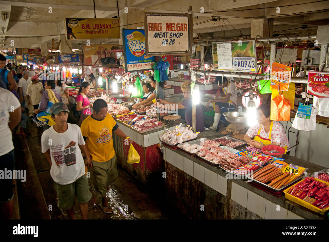 Stände, Metzger mit ihrem Fleisch auf dem Markt in der Hauptstadt, Puerto Princesa, Palawan Island, Philippinen, Asien Stockfoto