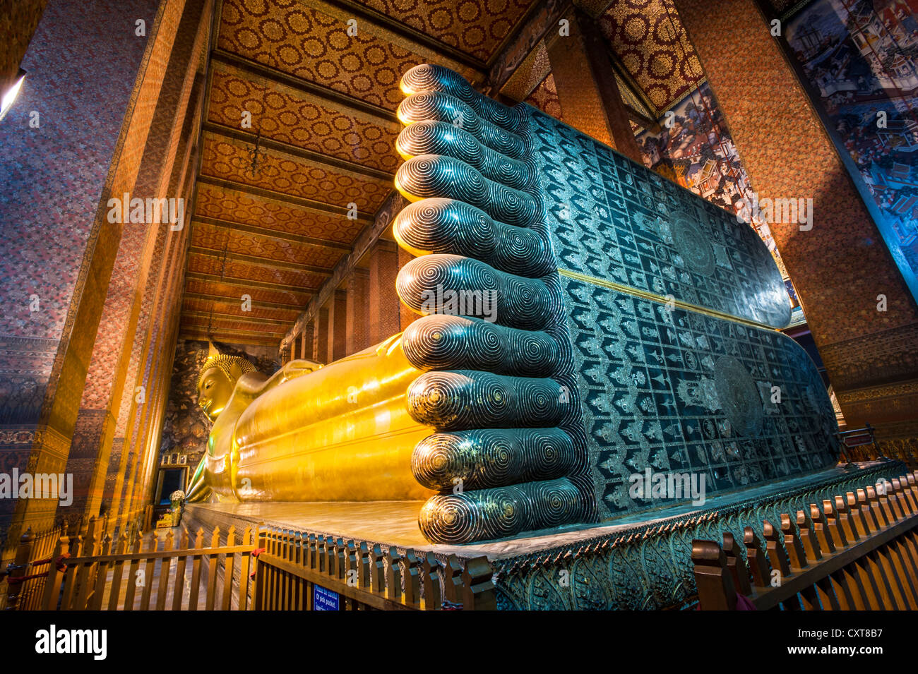 Liegender Buddha-Statue, Mutter der Perle Inlays auf den Sohlen der Füße, Wat Phra Chetuphon, Wat Pho, Bangkok, Thailand, Asien Stockfoto